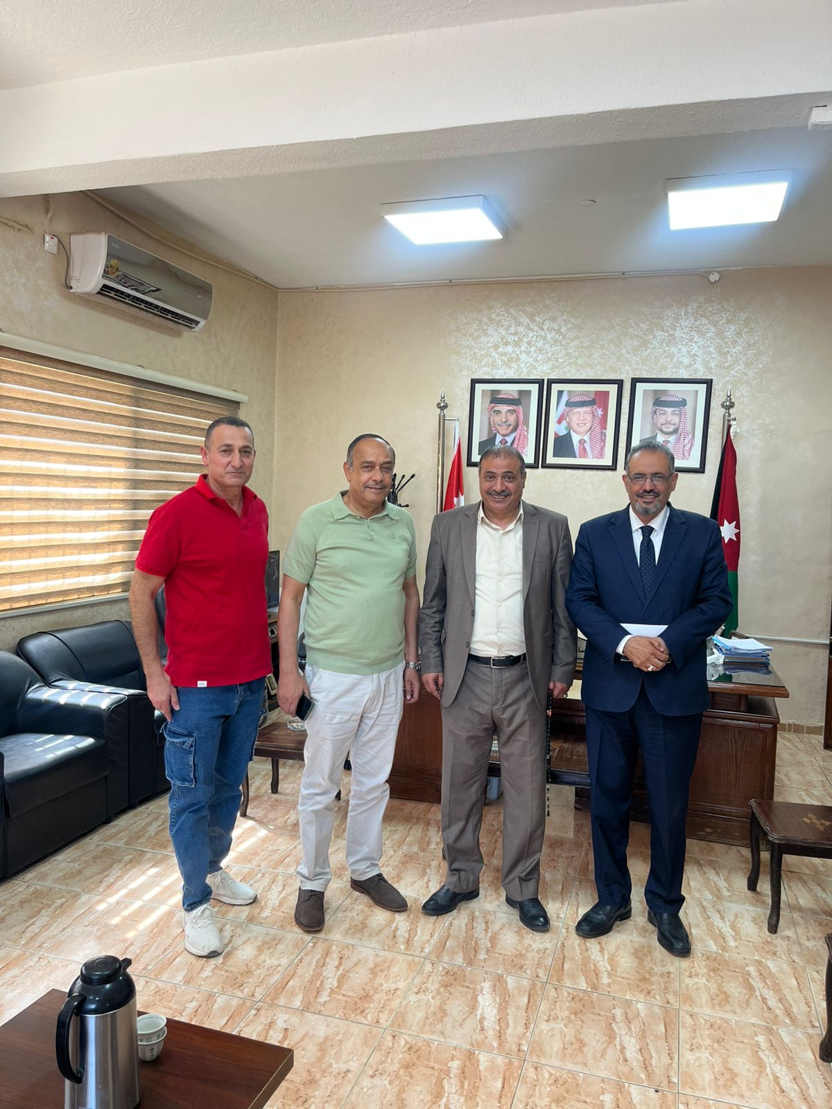 اجتماع في قضاء الأزرق لبحث مشكلة الكلاب الضالة